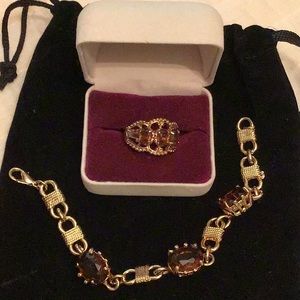 18kt gold h.g.e. ring and bracelet, with topaz set